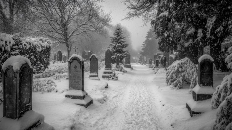 Saját gyártású, prémium minőségű, gránit sírkő, több évtizedes tapasztalattal, kedvező áron! Vásároljon online szimpla, dupla, vagy urna sírkövet egyediesítve!