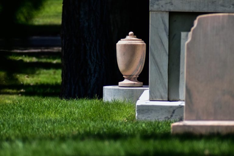 Saját gyártású, prémium minőségű, gránit sírkő, több évtizedes tapasztalattal, kedvező áron! Vásároljon online szimpla, dupla, vagy urna sírkövet egyediesítve!