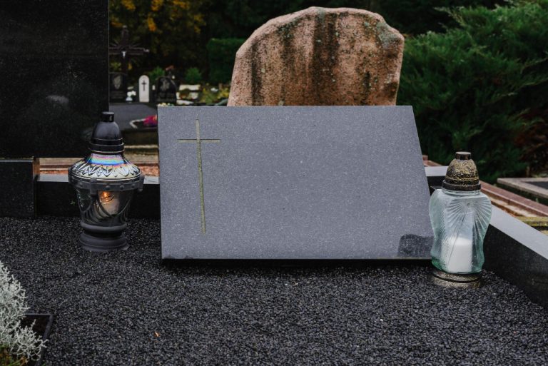 Saját gyártású, prémium minőségű, gránit sírkő, több évtizedes tapasztalattal, kedvező áron! Vásároljon online szimpla, dupla, vagy urna sírkövet egyediesítve!