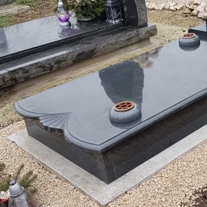 Saját gyártású, prémium minőségű, gránit sírkő, több évtizedes tapasztalattal, kedvező áron! Vásároljon online szimpla, dupla, vagy urna sírkövet egyediesítve!