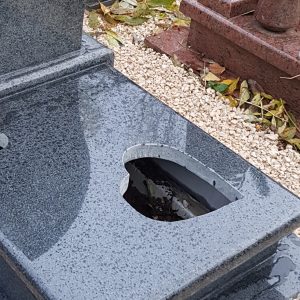 Saját gyártású, prémium minőségű, gránit sírkő, több évtizedes tapasztalattal, kedvező áron! Vásároljon online szimpla, dupla, vagy urna sírkövet egyediesítve!