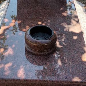 Saját gyártású, prémium minőségű, gránit sírkő, több évtizedes tapasztalattal, kedvező áron! Vásároljon online szimpla, dupla, vagy urna sírkövet egyediesítve!