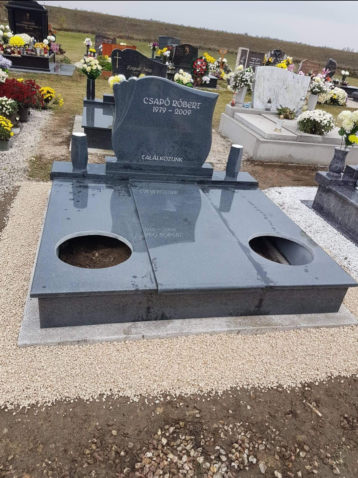 Saját gyártású, prémium minőségű, gránit sírkő, több évtizedes tapasztalattal, kedvező áron! Vásároljon online szimpla, dupla, vagy urna sírkövet egyediesítve!